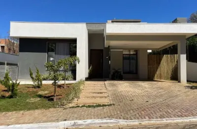 Residência contemporânea com 4 quartos, 2 suítes e piscina em lote de 525m² em condomínio de luxo