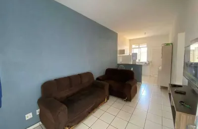 Charmosa casa em condomínio – 2 quartos, garagem e área privativa