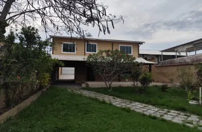 Oportunidade! casa ampla com ampla e arejada, quintal e garagem — próxima à praia e comércio.