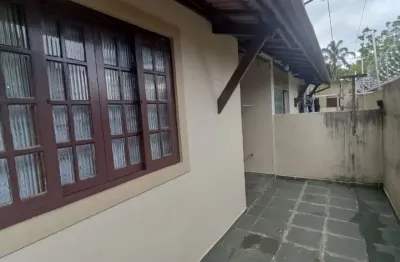 Casa à venda em condomínio muito próximo a praia das palmeiras em caraguatatuba.
