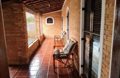 Oportunidade, casa de esquina ampla à venda no morro do algodão.