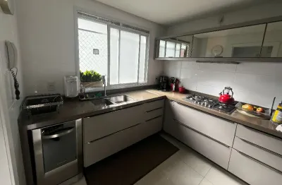 Apto amplo,  semi mobiliado em prédio moderno com área de lazer.