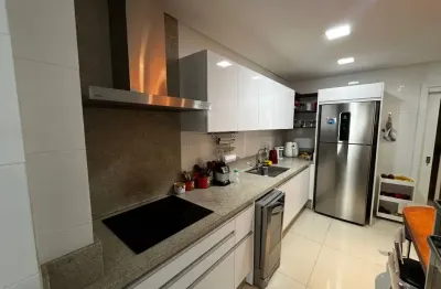 Amplo apto com 3 suítes a dois passos do top market e da beira mar norte.