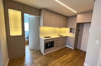 Lindo apartamento todo reformado no ritz class, um dos prédios mais bem localizados de florianópolis