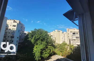 Amplo apartamento duplex com 3 quartos sendo 1 com closet,  2 banheiros à venda, 143 m²