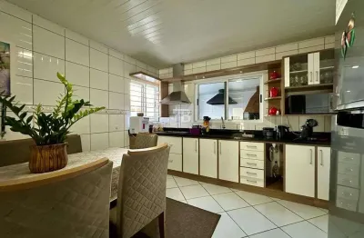 Comprar casa - semimobiliada e com 3 quartos, bairro saic