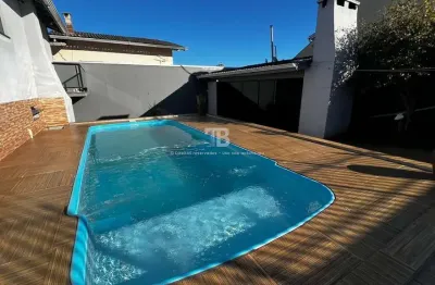 Casa com piscina e salão de festas, à venda no presidente médici