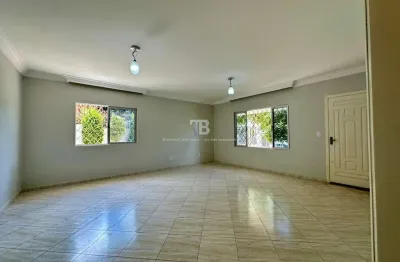 Casa semimobiliada com 3 quartos e pátio no Parque das Palmeiras