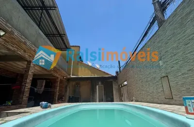 Casa com piscina, garagem, churrasqueira, dois quartos e muito ampla