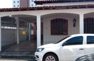 Alugo casa super bem localizada ao lado da arezzo da djalma batista