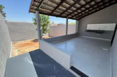 Casa 3 qts 1 apenas 6 mil de entrada  a poucos metros da avenida rio verde 450 mil