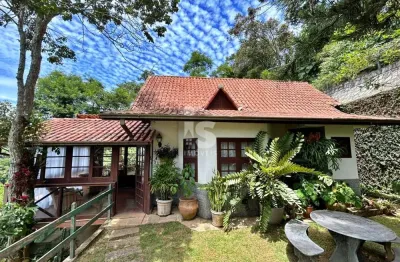 Casa em itaipava, dentro de condomínio com infraestrutura completa