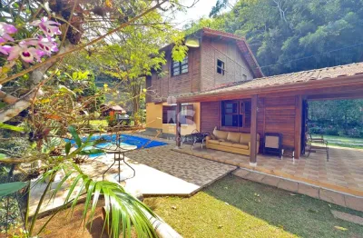 Casa em itaipava, para locação e venda. dentro de condomínio com portaria 24h