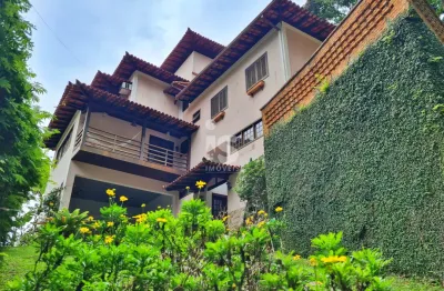 Belíssimo imóvel em itaipava, dentro de condomínio com infraestrutura completa