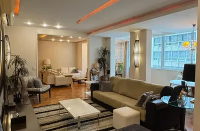 Luxuoso apartamento totalmente reformado, com 220 m² de planta, um por andar, em andar alto