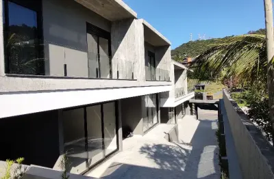 Sobrado novo, em condomínio, com 2 suítes a 200 m da praia