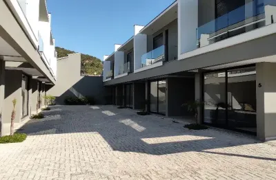 Sobrado novo, com 2 suítes, em condomínio, no jardim panorâmico – garopaba/sc