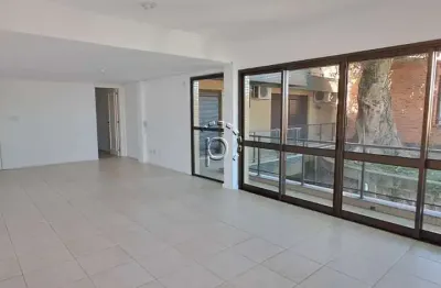 Apartamento com 3 quartos para alugar na avenida guaíba, 4622, vila assunção, porto alegre por r$ 4.600