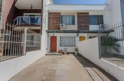 Casa com 3 quartos para alugar na Rua Irmão Jaime Biazus, 73, Guarujá, Porto Alegre por R$ 3.500