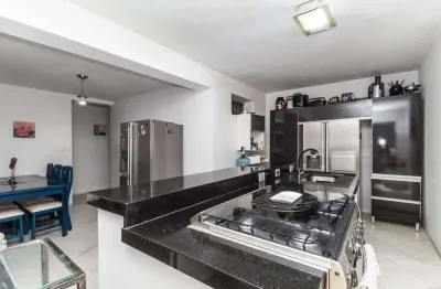 Imperdível! Casa à venda em SP - 4 quartos, 1 suíte, 3 vagas de garagem no Campo Belo - 180m² de área. Venha conferir!