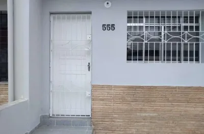 Imperdível! Casa à venda ou locação em São Paulo-SP, bairro Campo Belo: 2 quartos, 2 salas, 2 banheiros, 1 vaga, 55m².