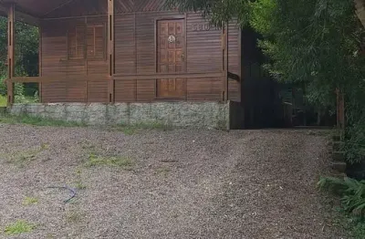 Ótima casa de madeira rustica com excelente terreno 600m2,  próxima ao portal