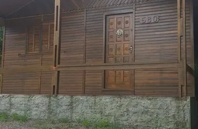 Ótima casa de madeira rustica com excelente terreno 600m2,  próxima ao portal