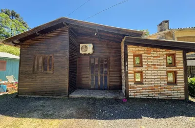 A poucas quadras do lago São Bernardo e com o som das cachoeiras no seu pátio.' Vendo Casa “Nova, bem localizada e abaixo do mercado. Uma oportunidade real.'