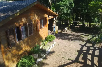 Casa de Eucalipto em Excelente Estado, de Frente pra área APP com riacho e trilha, amplo pátio em meio a Mata Nativa e o Canto dos Pássaros!