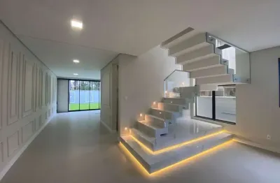 Sobrado alto padrão estilo neoclássico na praia dos ingleses