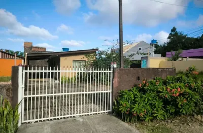 Imóvel com sobra de terreno, 2 quartos, região de moradores