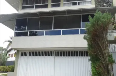 Casa pituaçu  em condomínio fechado.   estrutura espetacular com 4/4 suítes (a master com closet e hidromassagem),
