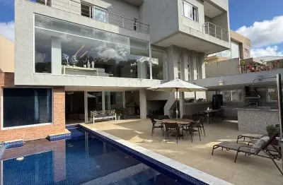 Casa alphaville salvador 2   exclusividade, altíssimo padrão .  são 610m² de área construída em terreno de 840m², com ambientes amplos e funcionais: 	•	5 suítes espaçosas (sendo a master com closet)