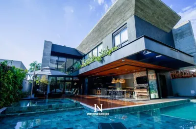 Casa de arquitetura moderna com mobiliário completo e acabamento de alto padrão localizada no condomínio moradas do lago