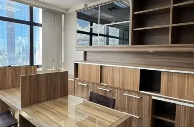 Sala comercial com excelente localização, de fácil acesso às principais vias da cidade, próxima a áreas comerciais, lojas e diversos serviços essenciais.