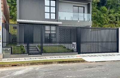 Lindo sobrado pronto para morar em área urbana cercado por uma área verde permanente.
