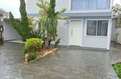 Casa 03 dormitórios, sendo uma suíte com banheira hidromassagem