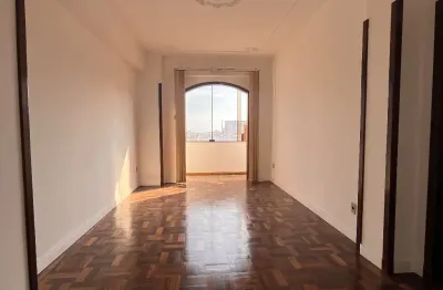 Apartamento récem reformado na av borges de medeiros, no edifício império, próximo ao viaduto.