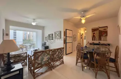 Apartamento com varanda e vista livre a uma quadra da praia das pitangueiras, guaruja