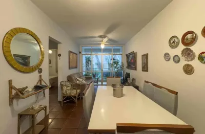 Apartamento com varanda a 1 quadra do mar na praia das pitangueiras, guaruja