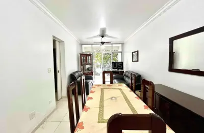 Apartamento com varanda a uma quadra da praia das pitangueiras de 2 quartos, 1 vaga, guarujá-sp.