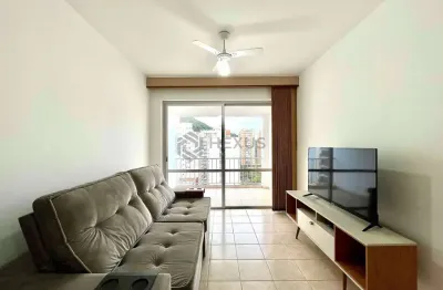 Apartamento frente rua com varanda a uma quadra da praia das pitangueiras, guaruja