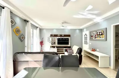 Apartamento com varanda a uma quadra da praia das pitangueiras, guarujá-sp.