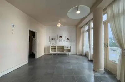 Apartamento com varanda na beira mar da praia das pitangueiras, guaruja