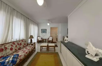 Apartamento com varanda e vista mar na beira mar da praia das pitangueiras, guaruja