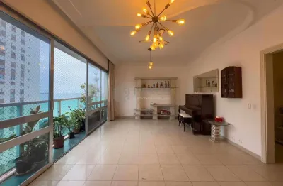 Apartamento com varanda e vista mar na quadra-mar da praia das pitangueiras de 3 quartos (1 suíte),