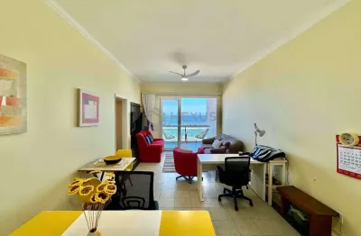 Apartamento reformado frente mar com varanda e vista mar na praia das pitangueiras, guaruja