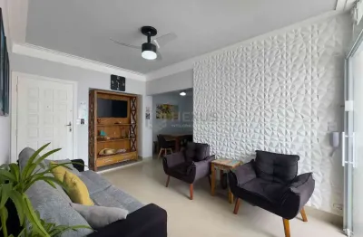 Apartamento reformado com varanda a uma quadra da praia das pitangueiras, guaruja