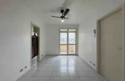 Apartamento com varanda e vista livre a uma quadra da praia das pitangueiras, guaruja