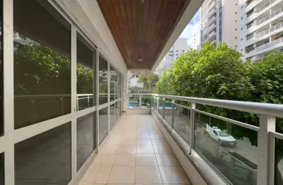 Apartamento frente rua com varanda a uma quadra da praia das pitangueiras, guaruja